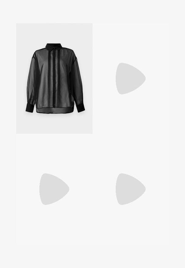 Zwarte transparante blouse met lange mouwen en een klassieke kraag, voorzien van verticale strepen en effen zwarte manchetten. Lichtgewicht, doorschijnende stof.; Zwarte kokerrok met een gladde, strakke textuur, voorzien van een zijsplit en getailleerde naden, ontworpen voor een nauwsluitende silhouet.; Zwarte lakleren balletflat met een spitse neus, decoratieve riem en een gladde textuur. Minimalistisch ontwerp zonder zichtbare accenten.; Zwarte leren handtas met een gebogen vorm, uitgerust met een bovenste ritsluiting, een kort handvat en een afneembare schouderband. Gouden hardware accenten.