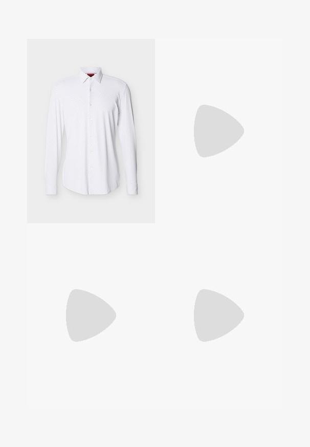 Chemise blanche à manches longues avec motif de petits points noirs et col pointu, présentée sur un fond clair uni.; Pantalons de costume pour hommes bleu marine sur mesure avec un motif à carreaux subtil, passants de ceinture et pli avant, présentés de face sur fond blanc.; Mocassins en cuir noir avec une finition brillante, bout rond et quincaillerie décorative à l'avant. Semelle en caoutchouc à profil bas. Texture lisse.; Ceinture en cuir noir enroulée avec une boucle noire mate rectangulaire et un logo embossé discret sur fond blanc.