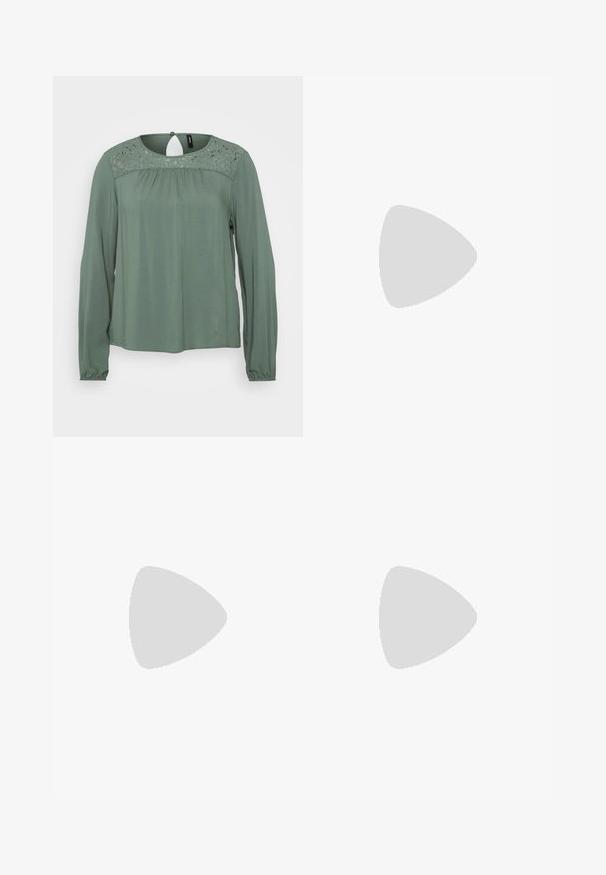 Langærmet grøn bluse med en blondeindsats ved halsudskæringen, sammensyning og knaplukning på ryggen. Blød, glat stofstruktur.; ONLY Petite ONLPOWER MID PUSH UP - Jeans Skinny Fit - washed black; Selected ASHLEY - Mules med hæl - black; Pieces PCALUANA SHOULDER BAG - Håndtasker - black
