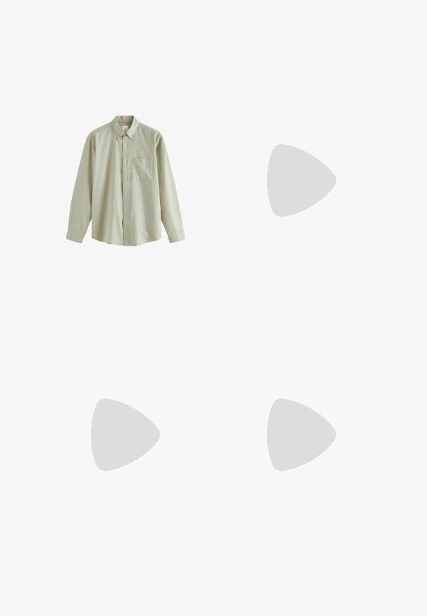 Hellgrünes, langärmliges Hemd mit Knopfverschluss aus Baumwolle. Verfügt über eine Tasche auf der linken Brustseite und ein klassisches Kragen-Design.; Olivengrüne, leichte Hosen mit elastischem Bund und verstellbarem Kordelzug. Mit geraden Beinen und ohne Taschen. Glatte Textur.; Schwarze Flip-Flops aus glattem Material, mit einem Riemen im Zehensteg-Stil, strukturiertem Fußbett und geprägtem Logo auf der Sohle.; Olivgrüner Rucksack aus strapazierfähigem Material, mit einer Fronttasche, zwei Seitentaschen und einem roten Levi's-Logo auf der Vorderseite.