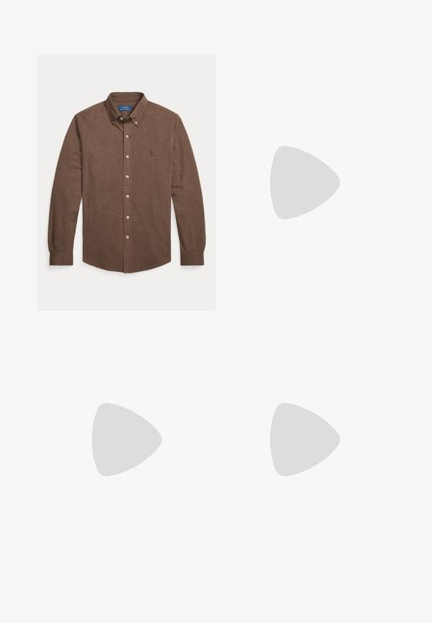 Bruine lange mouwen blouse met kraag en witte knopen, met een klein geborduurd logo op de linkerborst.; Donkerblauwe denim jeans met een aangesloten ontwerp, voorzien van vijf zakken en contrasterende stiksels. De stof heeft een gladde textuur.; Marineblauwe leren sneaker met een crèmekleurige rubbersole, voorzien van blauwe veters en een gladde textuur. Ronde neus en minimalistisch ontwerp.; Donkerbruine leren riem opgerold met zilveren rechthoekige gesp op een witte achtergrond.