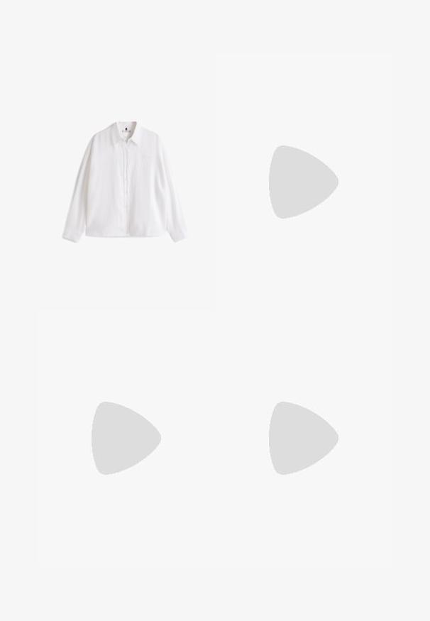 Hvid langærmet skjorte med knapper og krave, ensfarvet design og diskret stribet mærkat indeni kraven, vist på hvid baggrund.; Lyseblå denimshorts med lige snit, fem lommer og synlige stikninger. Har en lukning med knap og lynlås.; Brun læder slide sandal med krydsede stropper, flad sål og en glat overflade. Enkel design uden udsmykninger eller mønstre.; Flettet beige stråtaske med runde håndtag og hvide broderede kursivinitialer midt på forsiden.