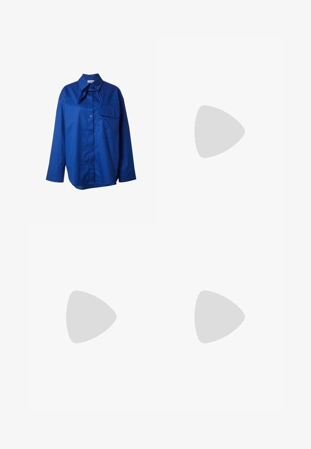 Blauwe blouse met lange mouwen van gladde, lichtgewicht stof, voorzien van een vlinderdas kraag, knoopsluiting en een enkele borstzak.; Blauwe joggers gemaakt van een zachte stof, met een elastische tailleband met een trekkoord, twee voorzakken en een taps toelopend ontwerp.; Gouden synthetische slipper met een enkele band en een gespaccent, met een bruine kurken voetbed en een gestructureerde rubberen zool.; Zwarte oversized zonnebril met een kattenoogvorm, donkere getinte lenzen en een glanzend plastic montuur. Beschikt over dikke tempels voor extra ondersteuning.