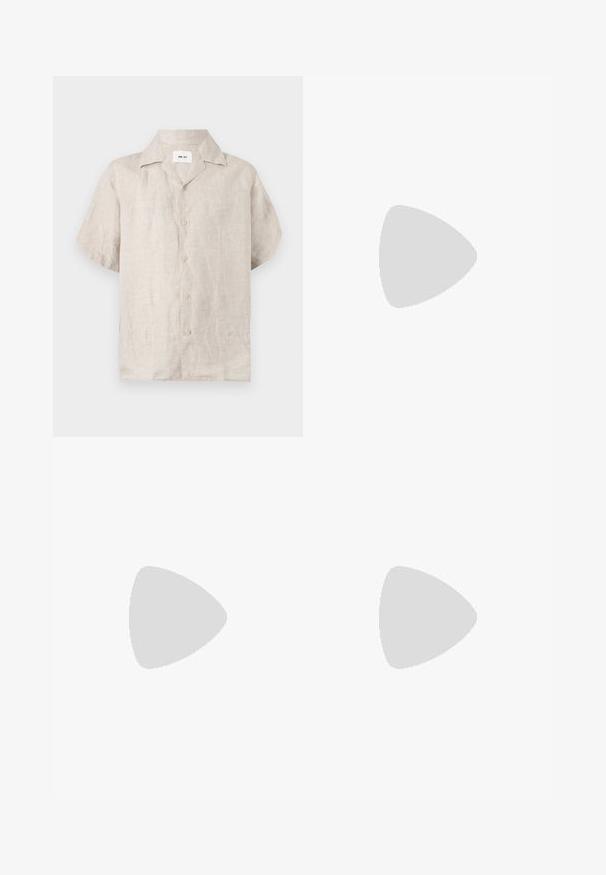 Beiges kurzärmeliges Leinenhemd mit Kragen und vorderen Knöpfen, mit einem sichtbaren weißen Etikett innen im Kragen mit der Aufschrift „NN.07“.; Dunkelgrüne Leinen-Shorts mit einem Kordelzugbund. Verfügt über seitliche Taschen und einen geraden Schnitt. Glatte Textur mit subtiler sheen.; Braune Ledersandale mit überkreuzten Riemen, flacher schwarzer Sohle und "bugatti" Prägung auf dem oberen Riemen, seitliche Ansicht vor weißem Hintergrund.; Braune Schildpatt-Sonnenbrille mit runden Rahmen, grünen Gläsern und gemusterten Bügeln. Mit Markenlogo an einem Bügel.