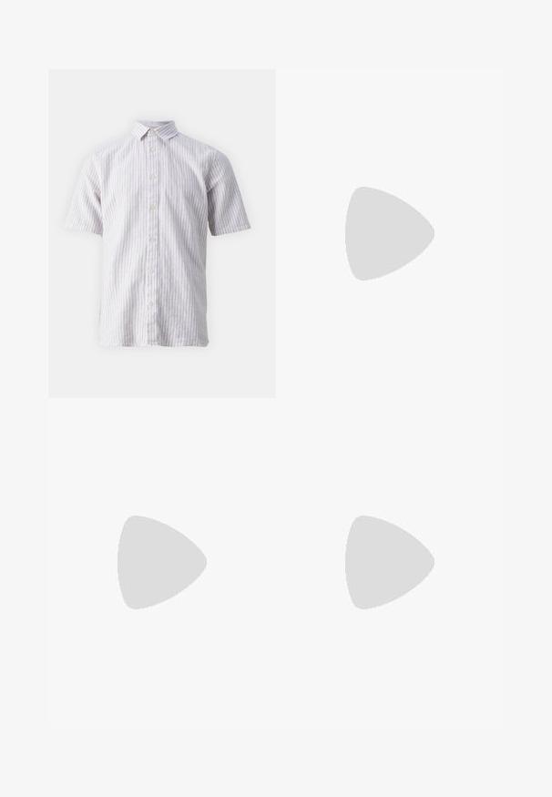 Chemise à manches courtes boutonnée en rayures verticales lilas et blanches. La texture du tissu semble légèrement froissée. Elle possède un col classique.; Pantalons larges gris foncé avec taille à cordon, fabriqués dans un tissu doux et texturé, présentant des ourlets retroussés aux chevilles.; Mocassins en cuir noir avec une finition lisse, un bout rond, un petit talon et descoutures décoratives à l'avant. Semelle en caoutchouc pour l'adhérence.; Collier en perles blanches avec une forme ronde uniforme, surface lisse et fermoir en métal avec une chaîne d'extension pour une longueur ajustable.