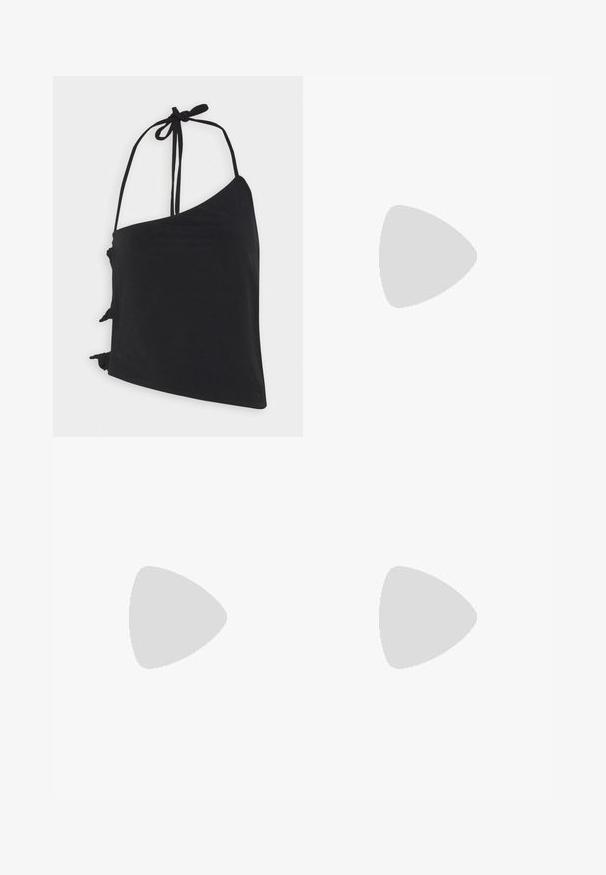 Musier NAMI - Top - black; Kaffe LABBI PLEATED SKIRT - Skladaná sukňa - black/broken white; Čierna kožená členková topánka so bočným zipsom, masívnym čiernym podpätkom a textúrovanou podrážkou pre lepšiu trakciu. Hladký povrch s minimálnymi akcentmi.; Čierna kožená kabelka s obdĺžnikovým tvarom, hladkým povrchom, tenkým popruhom na plece a minimalistickým dizajnom.