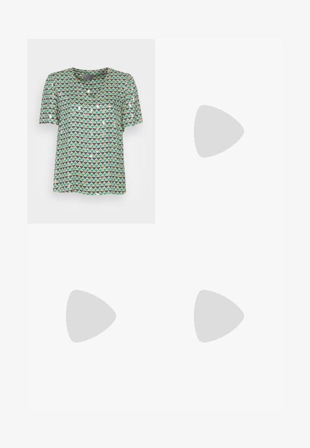 Blouse à manches courtes et en V en tissu léger, présentant un motif géométrique de triangles dans des tons de vert, beige et marine, avec des accents métalliques.; Pantalons noirs à jambe large en tissu lisse. Dotés d'une taille plate avec passants de ceinture et sans poches visibles. Design simple.; Baskets basses blanches avec lacets blancs et semelle en caoutchouc, vues de côté sur un fond neutre.; Lunettes de soleil oversize noires en forme d'œil de chat, avec des verres teintés foncés et une monture en plastique brillant. Caractéristiques de branches épaisses pour le soutien.