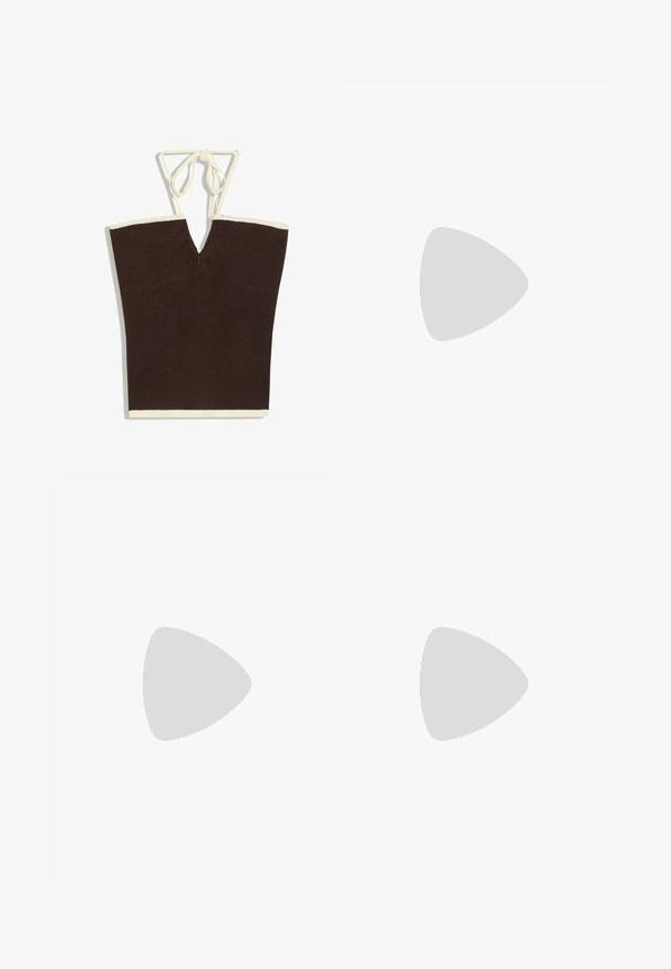 Haut sans manches en maille marron foncé avec bordure crème et fines bretelles halter crème nouées en nœud.; Jupe en denim marron mini avec une taille ajustée, un design à cinq poches, une fermeture à bouton à l'avant et une longueur juste au-dessus de la cuisse.; Botte de cowboy haute en cuir noir avec un petit talon carré et une languette d'enfilage sur un fond clair uni.; Sac à main en tissu marron texturé avec une seule anse nouée, présenté sur un fond clair uni.