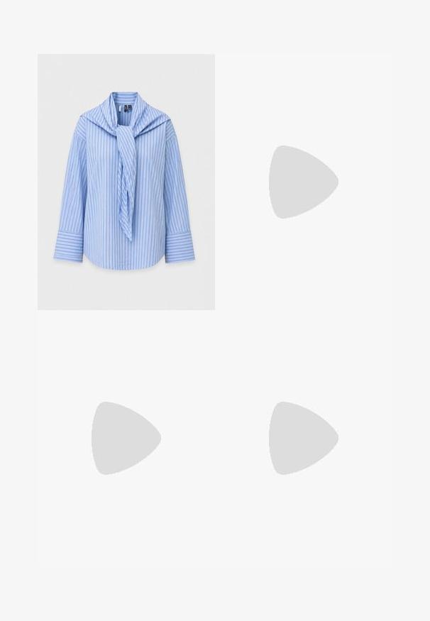 Lichtblauw blouse met lange mouwen, dunne verticale strepen, brede manchetten en een bijpassende gestreepte sjaal gedrapeerd rond de kraag.; Lichtblauwe wijde jeans gemaakt van denim, met vijf zakken, een rits aan de voorkant en een knoopsluiting. Subtiele stikdetails langs de naden.; Zwart gelakt leren hoge hak schoen met een spitse neus en een chunky hak, met een gladde, glanzende textuur en een slank ontwerp.; Zilverkleurige metalen creolen oorbellen met een glad, licht gebogen oppervlak en sluitingen met haaksluiting op een effen witte achtergrond.