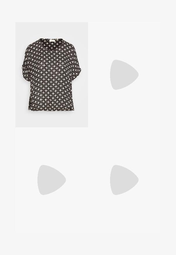 Kaffe ELLEN AMBER BLOUSE - Blúzka - black/chalk graphic; Čierne, široké nohavice vyrobené z hladkého materiálu s priliehavým vysokým pásom a bez viditeľného kovania alebo vzorov.; Čierne lesklé kožené členkové čižmy s robustným vysokým podpätkom a úchytom, vystavené na drevenom povrchu s pozadím z vysokých zelených trávy.; Čierna kožená kabelka s zakriveným tvarom, štruktúrovaným povrchom, prednými švami a zlatým logom. Obsahuje jeden nastaviteľný popruh.