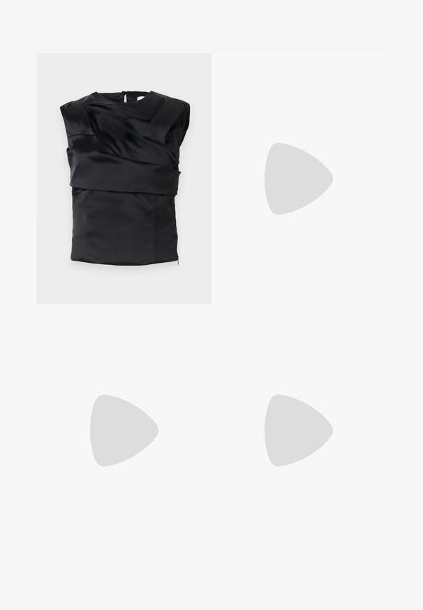 Sort satin top med en struktureret design, brede skuldre og en asymmetrisk frontpanel, lukket med en lynlås i ryggen.; Sort nederdel lavet af glat stof, med et oversized draperet design på den ene side, der danner en høj-lav kant.; Sort damesandal i læder med tynde remme, en tå-loop, ankelspænde og en mellemhøj stiletthæl på en neutral baggrund.; Sort satinpung med en afrundet form, et håndtag i toppen og en guldaccentlås. Glat tekstur med et minimalistisk design.
