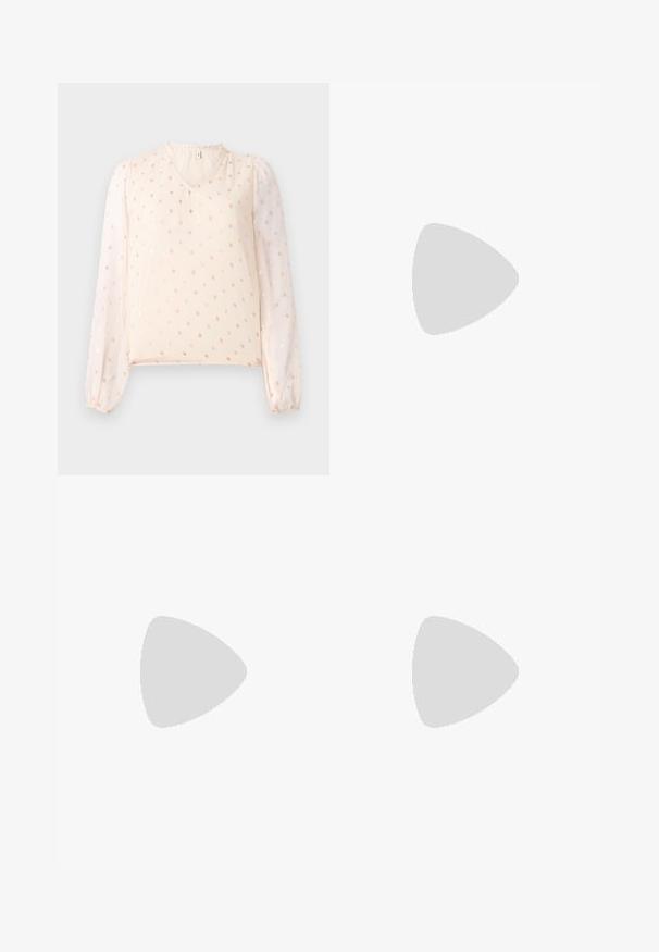 Lys ferskenfarvet bluse med V-hals, gennemsigtige puffærmer og små metallic prikker. Blød stoff med samlet elastisk manchet.; Plisserede vide bukser i en lys brun stof med elastisk talje, prydet med lodrette striber for ekstra tekstur og design.; Beige patentlædersenden skobåndsandal med spids tå og lav kittenhæl, vist i profil mod en hvid baggrund.; Gul plisseret håndtaske lavet af glat kunstlæder, med en blød form, en enkelt skulderrem og samlet topdesign.