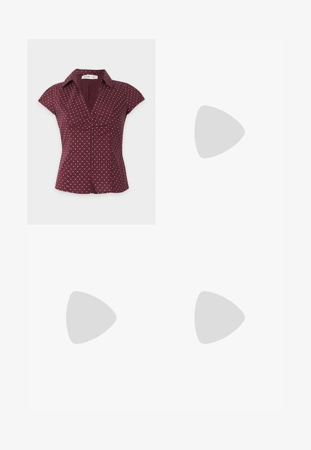 Blouse bordeaux à manches courtes avec des pois roses, un col en V et un détail froncé au centre devant.; Jean en denim bleu avec une légère évasement en bas, fermeture avant par boutons et fermeture éclair, et poches avant sur un fond uni.; Escarpin slingback en cuir bordeaux à talon kitten, bout pointu et petit nœud sur le dessus, présenté sur fond blanc.; Sac à main brillant bordeaux foncé avec une anse fine unique et une forme trapézoïdale élégante sur un fond clair uni.