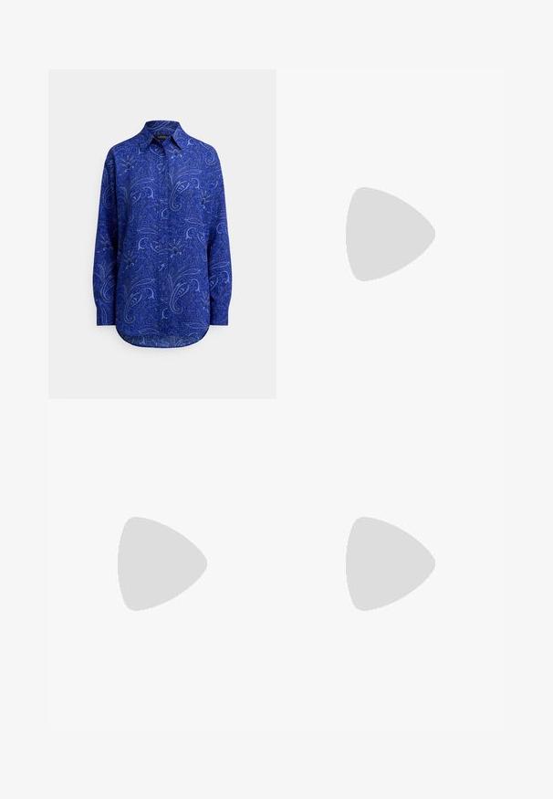 Chemise bleue à manches longues avec un motif cachemire détaillé et un col pointu, présentée sur un fond uni.; Jean denim bleu clair à coupe droite, légèrement délavé, design cinq poches avec étiquette visible de la marque Polo sur la ceinture.; Bottine noire en cuir avec un petit talon bloc, un bout arrondi et une languette à l'arrière sur fond blanc uni.; Sac fourre-tout en cuir marron avec une forme structurée, présentant une finition texturée et un accent de logo doré à l'avant. Deux poignées en haut.