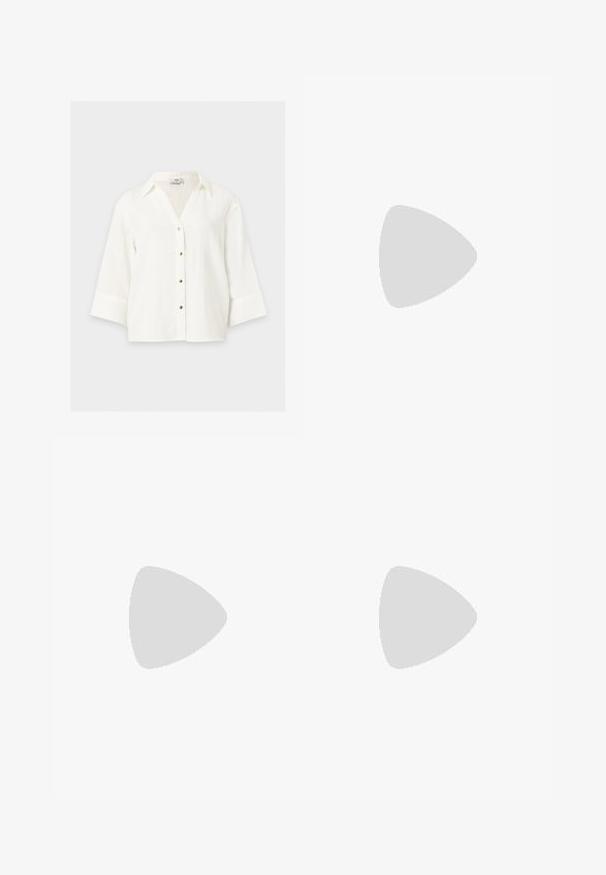Blouse blanche manches longues avec col et cinq boutons dorés sur le devant, présentée sur un fond uni.; Pantalon noir à coupe décontractée avec taille élastique et poches latérales, présenté sur un fond blanc uni.; Jambes portant des leggings côtelés foncés associés à des ballerines noires avec de petits détails en nœud sur fond blanc.; Petit sac à main noir brillant avec deux longues anses et des détails à cordon sur les côtés sur un fond clair uni.