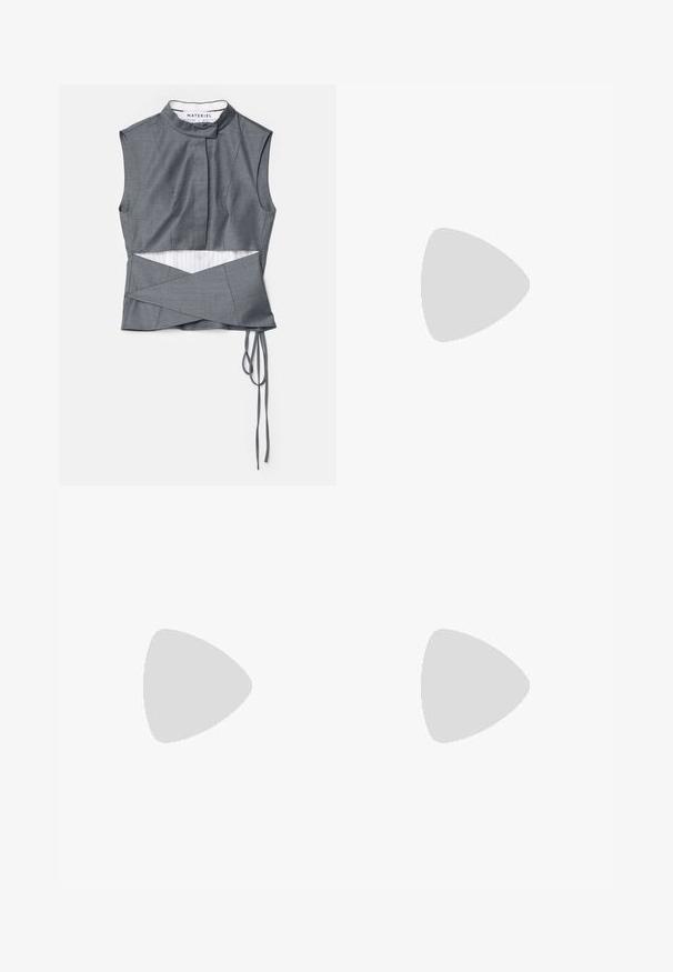 Grå ærmeløs top med høj krave, med en omslag design og sidebind, lavet af tekstureret stof med en stribet underlag.; Mørkegrå ribbet omslagsskjørt med et snoet design og en rund sort knapaccent. Fremstillet af et struktureret, strækbart materiale.; Sort højhælet sandal med stropper, firkantet tå og tynd stilet hæl, med overlappende stropper og en knudedetalje på overdelen.; Sort læderclutch med en samlet tekstur, metal lukning og diskret præget logo på forsiden. Rundet form.