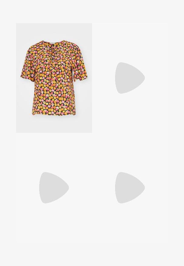 Sorte blomstret bluse med livlige orange, pink og gule blomster, korte ærmer, rund halsudskæring og samlingsdetalje foran.; Lyseblå jeans med brede ben lavet af denim, med høj talje, fem-lommer design og synlige syninger langs benene og kanten.; Sorte laklæder flade sko med firkantet tå, der har to stropper med spænder. Sålerne er flade på et lyst trægulv.; Guld-tone hoop øreringe med en glat, poleret overflade. Har en halvcirkelform og en sikker stiftlukning.