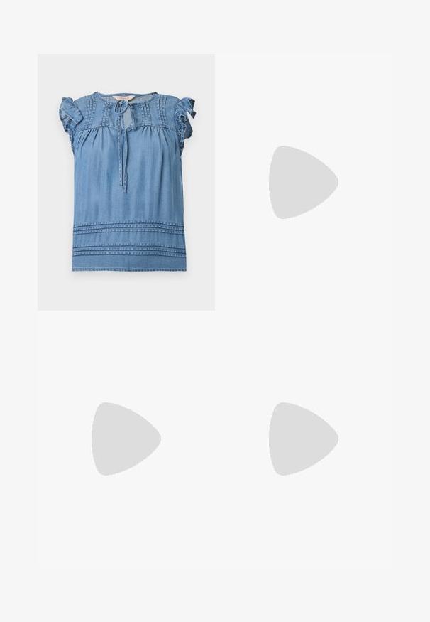 Blå ærmeløs bluse med flæser på skuldrene, fine læg nær halsudskæringen og kanten samt bindebånd foran.; Hvide jeans med høj talje og vide ben, foran lommer, bæltestropper, knaplukning og dekorativ snøredetalje på siderne af begge ben.; Brune læder cowboystøvle med spids tå, kilehæl og dekorativ broderi. Har en høj stok og en trækflap.; Mørkebrun læder skuldertaske med en blød, afslappet form og et snoet knudehåndtag på en ensartet hvid baggrund.