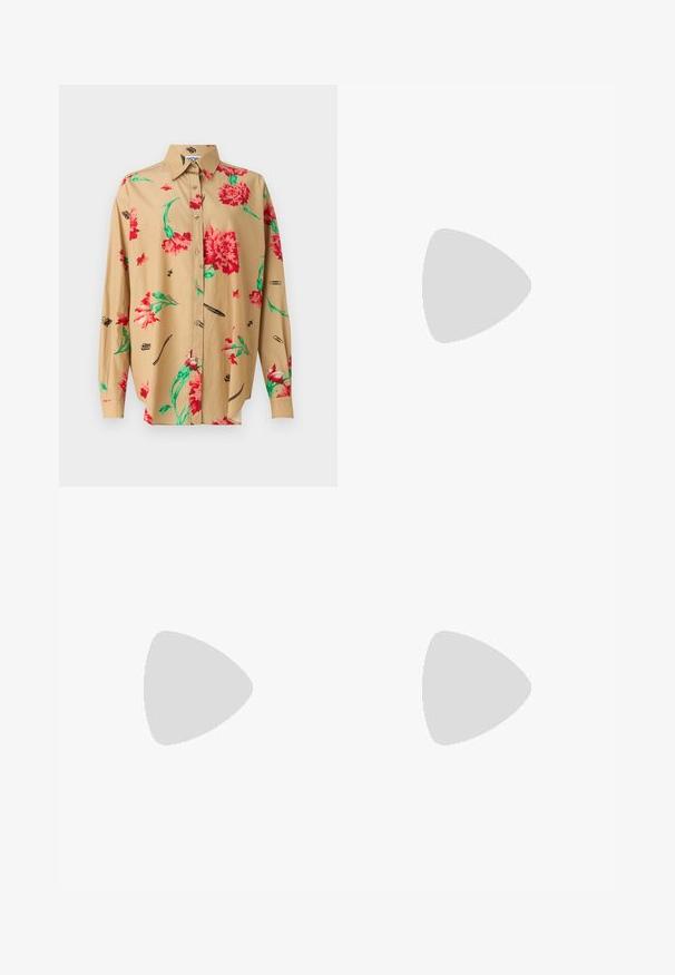 Beige Langarmhemd mit Button-Down-Kragen. Verfügt über ein rot-grünes Blumenmuster und verschiedene schwarze Skizzen, darunter Stifte und Klammern.; Gewebter Wickelrock im braun-weißen Karomuster mit blauen Akzenten. Verfügt über eine seitliche Schnürung und strukturierter Stoff für zusätzliche Details.; Schwarze Leder-Mules mit spitzem Zehenbereich und einzigartigem kegelförmigem Absatz. Glatte Textur und minimalistisches Design, offener Rücken für einfaches Anziehen.; Braune Lederhandtasche mit zwei Griffen, einem umlaufenden Riemen, der durch einen goldenen Knopf gesichert ist, und einem abnehmbaren Schulterriemen vor weißem Hintergrund.