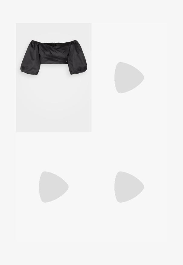 Guess OFF SHOULDER CROPPED JUN SHIRT - Blouse - jet black; Jupe crayon noire froncée avec détail à nouer et fente latérale. Fabriquée à partir d'un tissu extensible, elle présente une texture lisse et une coupe ajustée.; Sandale à talons hauts en daim noir avec une semelle compensée, bride de cheville avec quincaillerie en argent, design à bout ouvert et texture lisse.; Porte-monnaie noir en daim avec une finition texturée, doté d'une chaîne dorée et d'un design épuré et angulaire.
