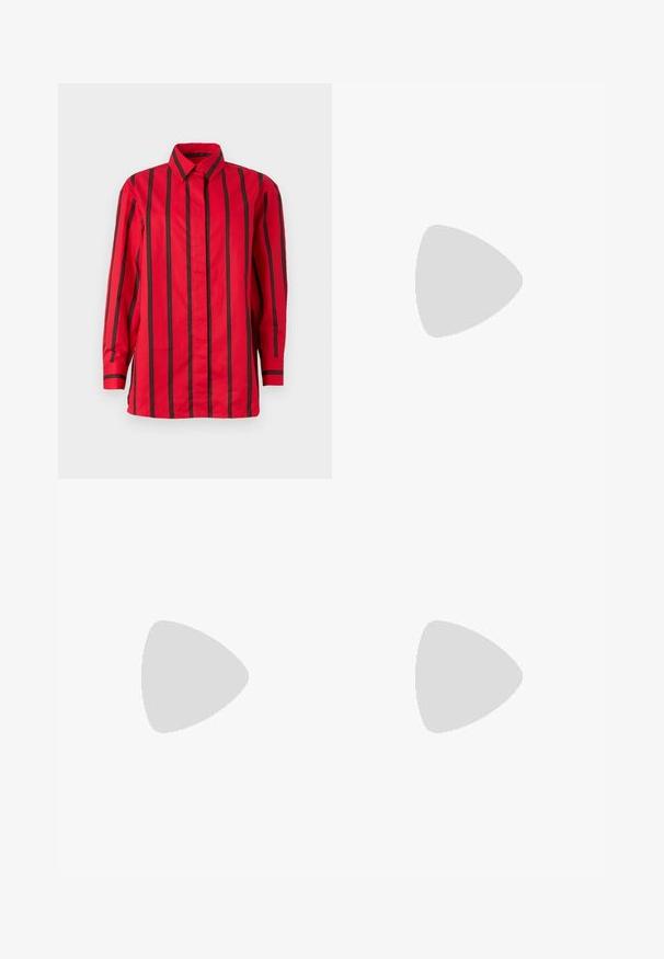 Rød langærmet skjorte med knapper og sorte lodrette striber samt en spids krave, vist mod en ensfarvet baggrund.; Lyseblå, høj talje jeans med lige ben, lavet af denimstof. Har klassisk fem-lomme design og sølv hardware.; Sorte læderloafers med en tyk, rillede gummihæl. Har en rund tå og et vandret rem over vamps. Tekstureret sål.; Sort skuldertaske i læder med en buet klap, der er fastgjort med en rund metal spænde, og en slank, justerbar rem.