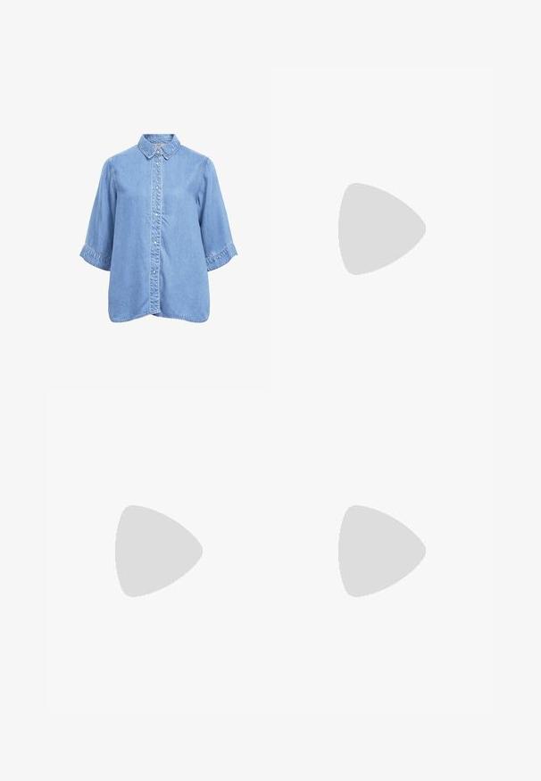 Lyseblå denimskjorte med knapper, korte og brede ærmer samt en spids krave, vist mod en hvid baggrund.; Beige bomuldsnederdel med en lige form, der har frontfald, sidelommer og syede detaljer langs sømmene.; Flade slingback-sko med spids snude i hvid og sort slangeprint, med lav blokhæl og guldbeklædt spænde på remmen.; Brun monogrammeret tote bag med et præget mønster, der har brune håndtag og en lille matchende lynlåspose. Guld logo detalje.
