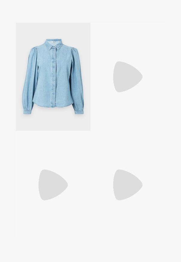 Lichtblauw denim overhemd met een puntige kraag, knoopsluiting aan de voorkant en lange pofmouwen. Gladde textuur met een afgeronde zoom.; Roomy, hoog oplopende, wijde jeans van crèmegekleurde denim met voorzakken en zichtbare stiksels op een effen achtergrond.; Bruine gepatineerde leren balletschoen met een vierkante neus en een bandje met een kleine gouden gesp. Gladde textuur, lage hak en minimalistisch ontwerp.; Bruine lakleren handtas met een rechthoekige vorm, twee lange handvatten en subtiele gebogen accenten aan de voorkant.