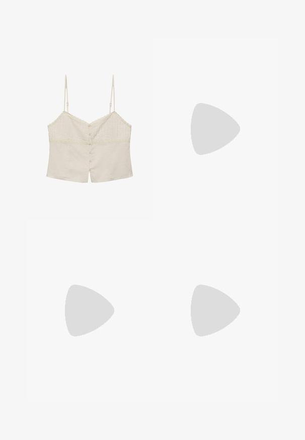 Beige cropped camisole med tynde justerbare stropper, blondekant og knaplukning foran.; Beige strikkede shorts med snøre i taljen og dekorative åbenarbejdsmønstre på ben og krop.; Tan slidesandal med en tykk tekstureret rem og en rund sål. Har en glat overflade og en mønstret underside for bedre greb.; Gul makramé-nettaske med lang rem og beige pose indeni, vist på en ensartet hvid baggrund.