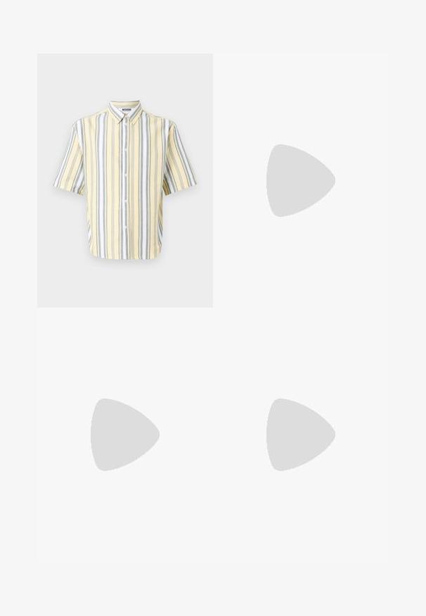 Camisa de manga corta en amarillo con rayas verticales grises y blancas, que presenta un cuello tipo camisa con botones y cierre frontal con botones.; Pantalones cortos a rayas de color azul claro, hechos de un tejido suave con cintura elástica y cordón. Con bolsillos laterales y un corte relajado.; Zapatilla de piel blanca con un logo de ante en color azul petróleo, puntera redonda, diseño con cordones y suela de goma con detalles texturizados. Nombre de la marca "VEJA" en dorado.; Bolso tote de lona azul con bolsillo frontal y bordado rojo "O.N.S", con asas dobles y una correa ajustable para el hombro.