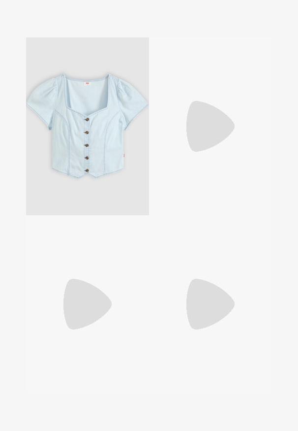Lyseblå kortærmet bluse med firkantet udskæring og fem brune knapper foran, med let puffede ærmer.; Denim maxi nederdel i mellemblå med slids foran, høj talje og klassisk fem-lomme design. Har kontrastsyning og lynlåsåbning.; Sorte læder flade sko med rund tå, et enkelt justerbart spænde og en glat, blank overflade. Minimalistisk design med en lav hæl.; Lyseblå denim skuldertaske med bred rem og synlig central søm, vist mod en ensartet lys grå baggrund.