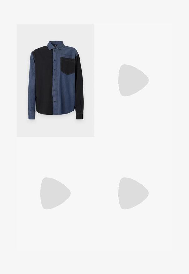 Chemise à boutons avec un design déstructuré : côté gauche noir, côté droit bleu denim, avec une poche poitrine et un détail de marque au-dessus.; Jean en denim gris à coupe droite, avec poches avant, coutures visibles et finition décolorée. Le matériau a une texture lisse.; Baskets montantes en toile noires avec des lacets blancs, dotées d'un capuchon en caoutchouc et de surpiqûres blanches contrastantes.; Sac à dos Moschino noir avec poignée supérieure, poche zippée à l'avant et logo visible sur la sangle de la poche avant, sur un fond clair uni.
