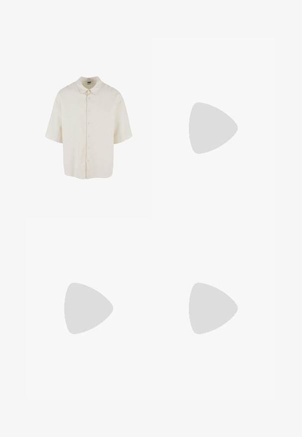 Camisa de manga corta en tela color crema, con un ajuste holgado, cierre de botones y un diseño de cuello clásico.; Pantalones cortos gris claro hasta la rodilla con botón frontal, trabillas para cinturón y bolsillos laterales sobre un fondo blanco.; Zapatillas de lona beige con un diseño de perfil bajo, ojales de metal y suela de goma. Presenta un patrón texturizado y detalle del logo en el lateral.; Bolsa de algodón beige con dos asas resistentes. Presenta un texto impreso en negro: "Les Deux International Community & Sporting Goods."