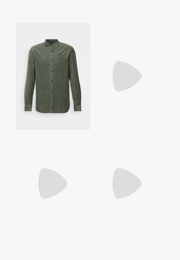 Scotch & Soda REGULAR FIT SHIRT - Košeľa - thyme; Olivové bavlnené nohavice so strihom rovného nohu, viditeľným zapínaním na gombík a švovými akcentmi na kolenách pre pridanie detailu a štruktúry.; Nohy v béžových teniskách s hnedými podrážkami a čierne široké nohavice na bielom pozadí.; Malá béžová kabelka cez rameno s predným vreckom na zips, kovovým logom ALDO, nastaviteľným širokým popruhom a zaobleným obdĺžnikovým tvarom na bielom pozadí.