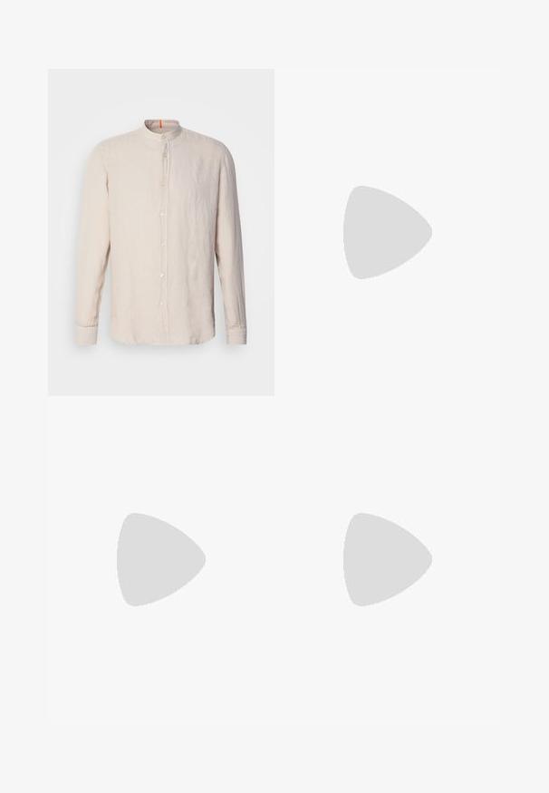 Lys beige linned skjorte med lange ærmer og båndkrave, frontlukning med knapper og en subtil tekstur. Har orange detaljer ved halsudskæringen.; Olivenfarvede shorts, lavet af bomuld, med elastisk talje og snøre, der har sidelommer og en lige pasform. Glat tekstur.; Beige sandal med to sorte spænder balancerer på et hvidt struktureret gulv foran et rundt, glansfuldt bord i ravfarve i et minimalistisk rum.; Brun læder duffel taske med to håndtag, en sort justerbar skulderrem og et lille "BOSS" logo på fronten i midten.