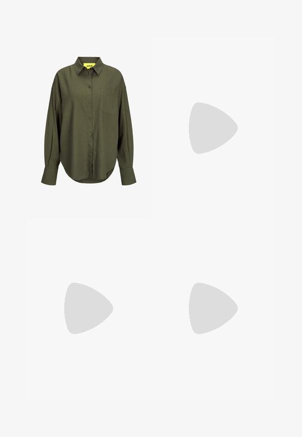 Oliven grøn langærmet skjorte med knapper, spids krave og brystlomme, med let buet kant og oversize manchetter.; Lys olivengrønne, løstsiddende bukser med elastisk talje, designet i et glat, let materiale, med lige ben.; Sorte læder flade sko med rund tå, et enkelt justerbart spænde og en glat, blank overflade. Minimalistisk design med en lav hæl.; Sort læder skuldertaske med buet trekantet form, enkelt justerbart rem og synlig diagonal søm foran.