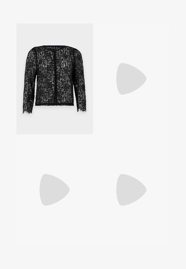 Sort cardigan i blonder med lange ærmer, knaplukning foran, blomstermønster, bølget kant og en blød tekstur. Brandmærke synligt ved halsudskæringen.; Sort mid-længde nederdel lavet af letvægtsstof, med elastisk talje og en svævende silhuet med en glat tekstur.; Røde patenteret læder slingback hæle med spids tå, to spændebånd og en slank, mellemhøj stiletto hæl. Glat tekstur.; Bordeaux farvet faux læder handbag med en afrundet form, samling detaljer og et guldtonet metalhåndtag. Glat tekstur og blank finish.
