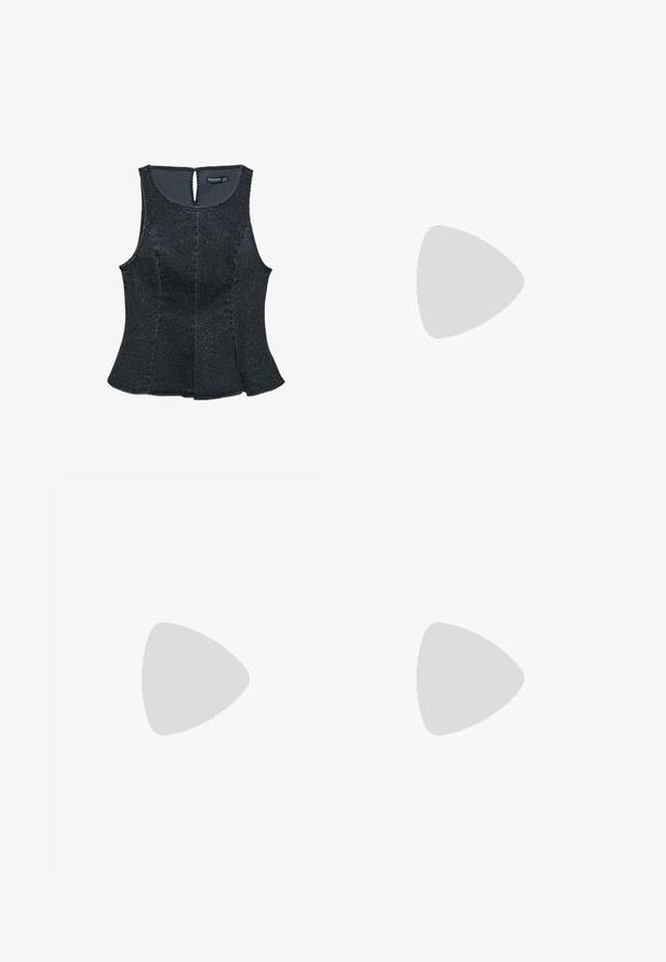 Sort ærmeløs top med tætsiddende korset og udvidet kant. Tekstureret stof med spredte glitrende pynt. Rund rygåbning med nøgledetalje.; Sorte denim jeans med lige ben, fem lommer og diskrete kobbernitter. Lavet af slidstærkt bomuldsstof.; Sorte knæhøje støvler lavet af glat læder med en kraftig sål, der har en rund tå, elastiske sidepaneler og en subtil syning.; Sort mesh clutch-taske med en struktureret silhuet, prydet med små metalstuds, har en låsemekanisme og en aftagelig kæderekke.