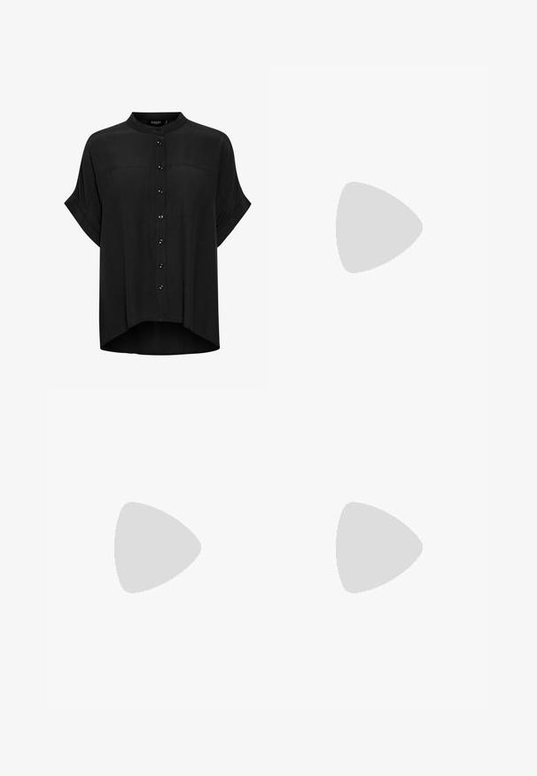Blouse noire à manches courtes, confectionnée dans un tissu léger, avec un col rond et une fermeture à boutons sur le devant, présentant des boutons foncés et un ourlet arrondi.; Shorts en imprimé léopard beige avec des taches noires et marron. Dotés d'une taille élastique avec un cordon de serrage pour un ajustement. Matériau léger.; Sandale noire à brides avec boucle d’orteil exposée sur un tapis texturé bleu, avec un grand objet décoratif gris flouté en arrière-plan.; Sac à main en cuir noir de forme rectangulaire, doté d'une fermeture éclair et d'une bandoulière à pois. Texture lisse, détails de couture minimaux.