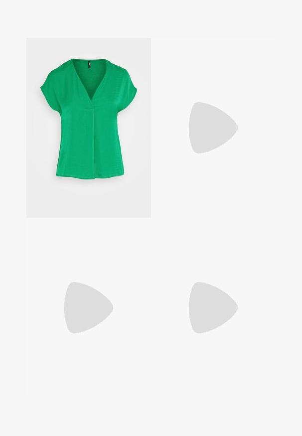 ONLY ONLAVA S/S V-NECK - Blouse - first tee; Jupe midi en satin noir avec une texture lisse, en forme A, et un éclat subtil. Présente un design épuré et simple sans embellissements.; Bottes noires montantes en cuir lisse avec un bout carré, un talon épais et une semelle en caoutchouc texturé. Présente un détail de logo discret.; Collier en métal doré avec une chaîne délicate et un petit pendentif en forme de cœur au fini lisse. Design simple et élégant.