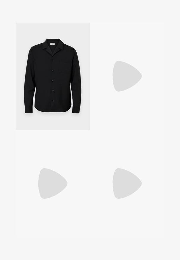 Camisa negra de botones fabricada con una tela de textura suave, que presenta un cuello puntiagudo, un bolsillo en el frente y puños estándar.; Pantalones de vestir negros con un diseño de pierna recta, fabricados en un tejido suave. Presentan pliegues frontales y un cierre de botón en la cintura.; Mocasines de piel negra con una suela de goma texturizada y baja, y un diseño de costura en la parte superior. Presenta una punta redondeada y mínimas ornamentaciones.; Maletín rectangular de cuero negro con asas dobles, bolsillo delantero con cremallera y correa de hombro desmontable sobre un fondo claro y liso.