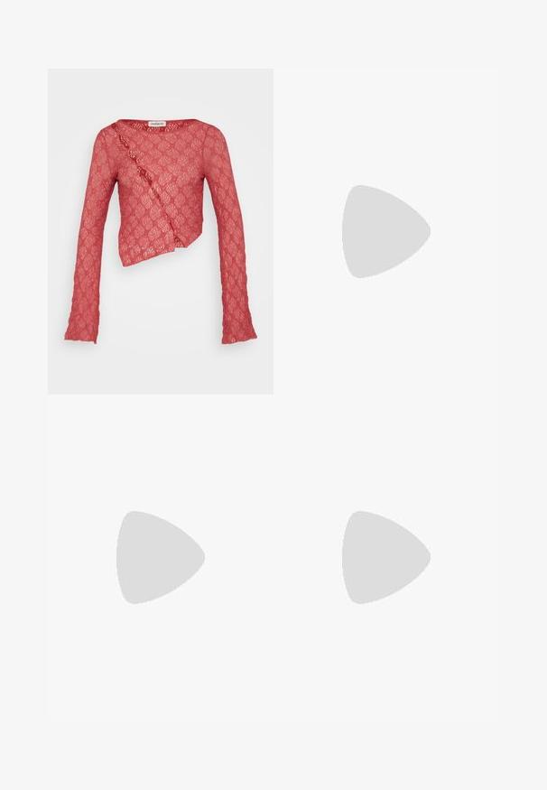Roter Spitzen-Cropped-Top mit langen Ärmeln, das ein Wickeldesign und ein strukturiertes Blumenmuster aufweist. Der Stoff ist durchsichtig und zart.; Hellblaue gerade geschnittene Jeans aus Denim mit Fronttaschen, Gürtelschlaufen und einem Knopfverschluss auf einem schlichten Hintergrund.; Zign Stiefel - black; Schwarze Ledertasche mit dreieckiger Form, ausgestattet mit silbernen metallischen Punkten und einem strukturierten Griff. Insgesamt glatte Oberfläche.