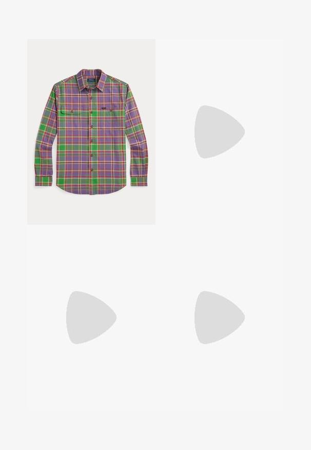Langærmet skjorte med knapper, med grøn og lilla ternet mønster, to brystlommer og en krave, lagt fladt på en hvid baggrund.; Lys blå denimjeans med en falmet finish, fem-lomme design og kontraststing. Har lynlås og bæltesløjfer. Lige pasform.; Mørkeblå lavtopsneaker med hvide snørebånd, brun sål og Polo-spiller logo på siden, set fra venstre.; Sorte rektangulære solbriller med mørke linser og mat finish. Har et præget "POLO"-logo på stængerne og et robust rammedesign.