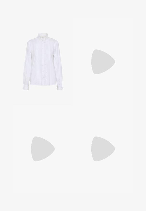 Weiße langärmelige Bluse mit hohem Spitzenkragen, Knopfleiste vorne, plissierten Details sowie Spitzenbesatz an Ärmelbündchen und vorderer Knopfleiste.; Schwarze, hochtaillierte, weit geschnittene Hose mit vorderen Falten und Seitentaschen, vor einem einfarbigen hellen Hintergrund präsentiert.; Frau trägt schwarze Loafers mit klobigem Absatz, schwarze transparente Strumpfhosen und einen schwarzen Rock mit Schlitz hinten vor weißem Hintergrund.; Weiße synthetische Handtasche mit zwei vorderen Taschen, jeweils mit einer gebundenen Schleifendekoration. Glatte Textur, abgerundete Griffe und Reißverschluss.