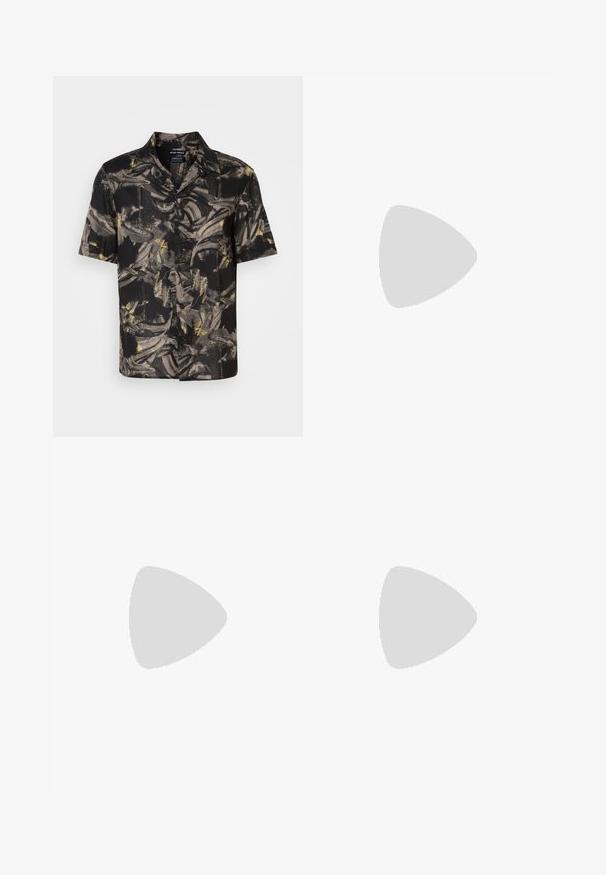 Zwart shirt met korte mouwen met een abstract grijs en geel patroon, gemaakt van lichte stof met een knoopsluiting en knopen aan de voorkant.; Zwarte shorts met een gedurfde, abstracte bladerenpatroon in grijs en gele tinten. Voorzien van een elastische tailleband en trekkoord voor een verstelbare pasvorm.; Zwarte slippersandaal met twee brede verstelbare banden en een platte zool, zijaanzicht op een lichte achtergrond.; Zwart zachte stoffen draagtas met brede handvatten en een dunne zwart-witte gevlochten schouderriem.
