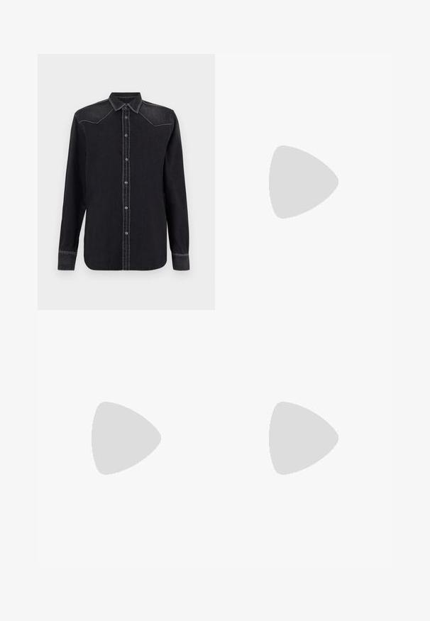 Replay SHIRT - Blúzka so zapínaním na gombíky - black; Svetlo modré rozšírené džínsy s vysokým pásom, klasickým designom piatich vreciek a zapínaním na gombík, s miernym vyblednutím pri leme.; Hnedé kožené kovbojské čižmy s výšivkou v tvare plameňov, bočným zipsom, striebornými nitmi, špicatou špičkou a vystuženým opätkom.; Čierna kožená kabelka s hladkou textúrou. Obsahuje nastaviteľný popruh a elegantný, minimalistický dizajn so zipsovým uzatvorením.