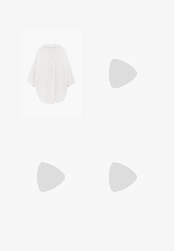 Losse witte blouse met lange mouwen, kraag en knoopmanchetten, gezien van achteren tegen een effen witte achtergrond.; Denim shorts in een lichtblauwe wastint, high-waisted met een knoopsluiting, vijf zakken en omgeslagen zoom. Gladde textuur, klassiek ontwerp.; Bruine platte sandaal met een enkele brede band over de voet en een teenstuk, zijaanzicht op een witte achtergrond.; Geweven rieten handtas met dubbele handvatten bovenaan, zwart geborduurd "Coach New York" logo, gouden hardware en een afneembare gestreepte schouderriem.