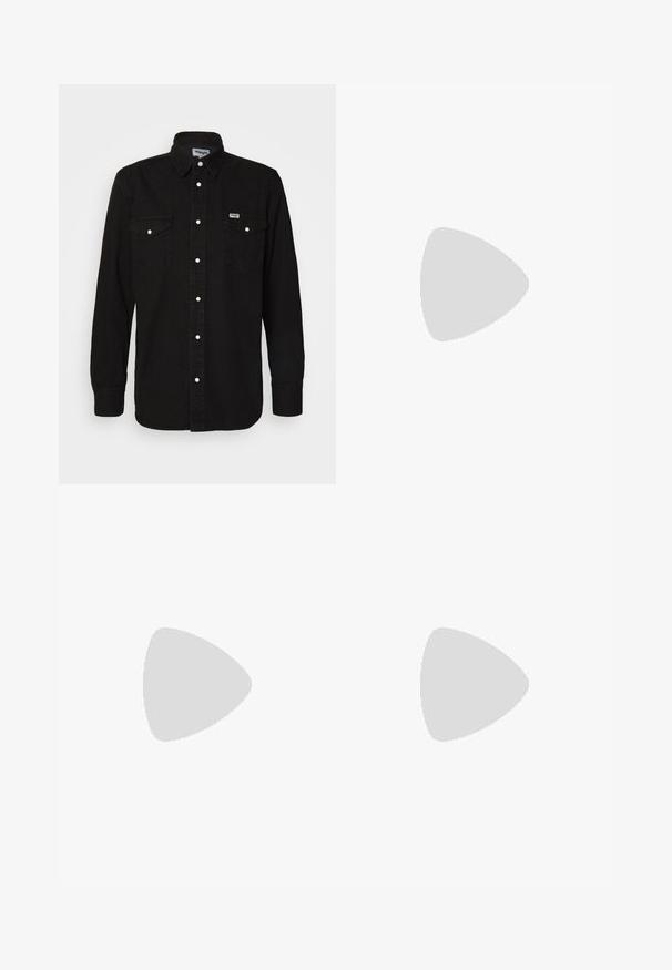 Sort skjorte med knapper og spidse krave, to brystlommer, hvide trykknapper og tekstureret stof. Wrangler-logo på venstre bryst.; Lyseblå straight-leg denimjeans med forreste knap- og lynlås, bæltestropper og skrå forlommer.; Marineblå sneaker med hvide sidelstriber, brun textured sål og "JACK & JONES" logo på siden og hælflappen.; Sølv rustfrit stål ur med et rundt urkasse, børstet metallisk skive, blå timemarker og en dato visning. Har en leddet armbåndsrem.