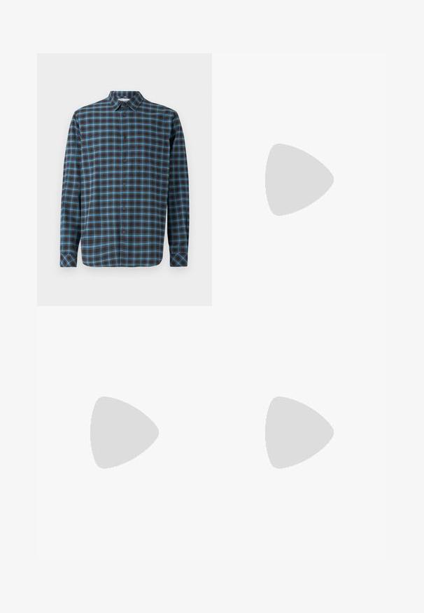 Samsøe Samsøe SALIAM - Camisa - turkish coffee; Pantalones rectos de color verde oliva, hechos de una mezcla de algodón. Cuentan con cremallera, trabillas para cinturón y dos bolsillos laterales. Textura suave.; Mocasines de cuero negro con punta redondeada, detalles cosidos y suela plana de goma. Presentan una banda ancha sobre el empeine.; Maletín de cuero negro texturizado con doble asa y tiradores de cremallera plateados, centrado sobre fondo blanco.
