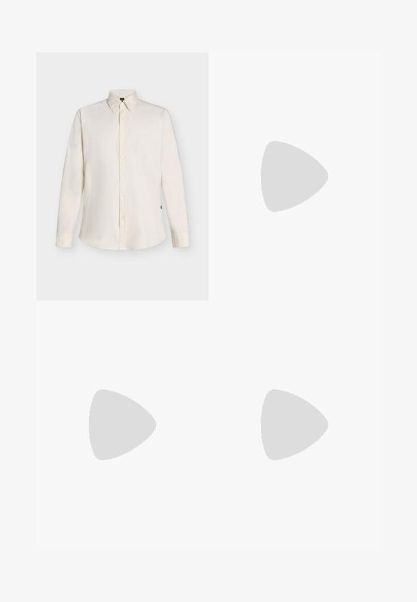 Chemise beige à manches longues boutonnée, col pointu et poignets standards, présentée sur un fond clair uni.; Pantalon en tissu marron clair avec une texture lisse, présentant un design ajusté, des plis à l'avant et une coupe slim, s'arrêtant aux chevilles.; Mocassin en daim marron foncé avec semelle noire flottant au-dessus d'un tapis beige, table en verre orange dans un décor de pièce avec boiseries claires en arrière-plan.; Mallette en cuir marron avec poignées supérieures, poche avant zippée et bandoulière assortie amovible sur fond blanc.