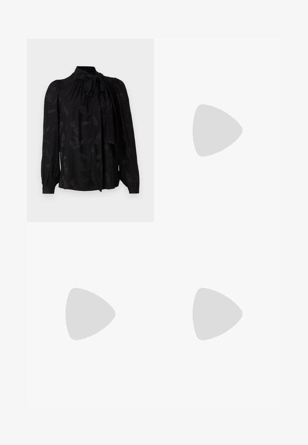 Sort bluse med høj krave og bindedetalje. Har et subtilt blomstermønster og puffede lange ærmer med sammensnørede manchetter. Glat tekstur.; Sort pencilskørt i faux læder med krokodillestruktur, som har en central guldlynlås og en glat overflade.; Sort patenteret læder slingback stiletto med spids tå, slank hæl og et subtilt udskæringsdesign. Har en gylden spænde på remmen.; Sort skuldertaske i krokodillelæder med lange stropper og lille sølvlogo-charm på den ene strop.